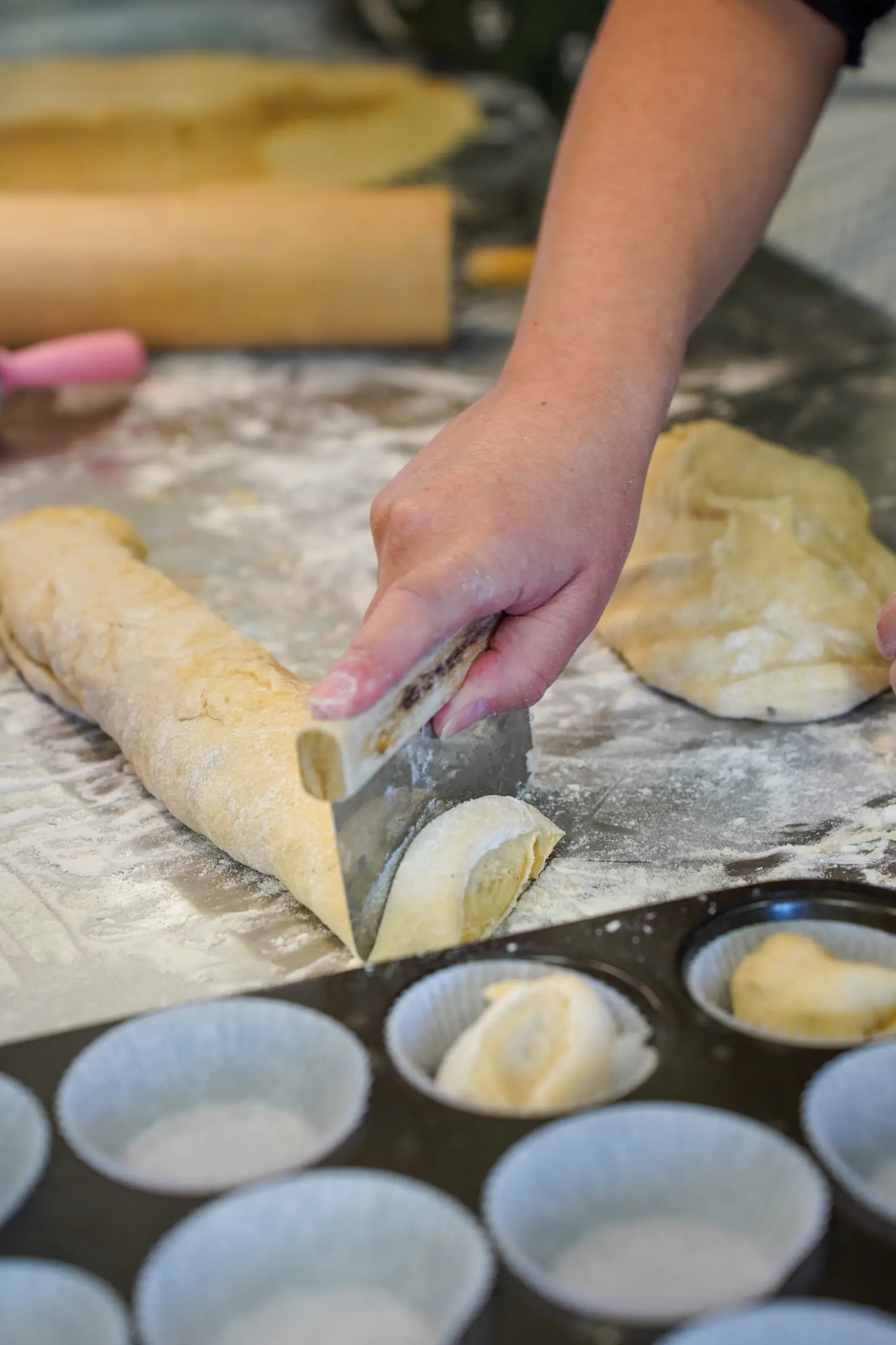  出典:emmie_bolmstedt-cinnamon_bun_baking-9301.webp