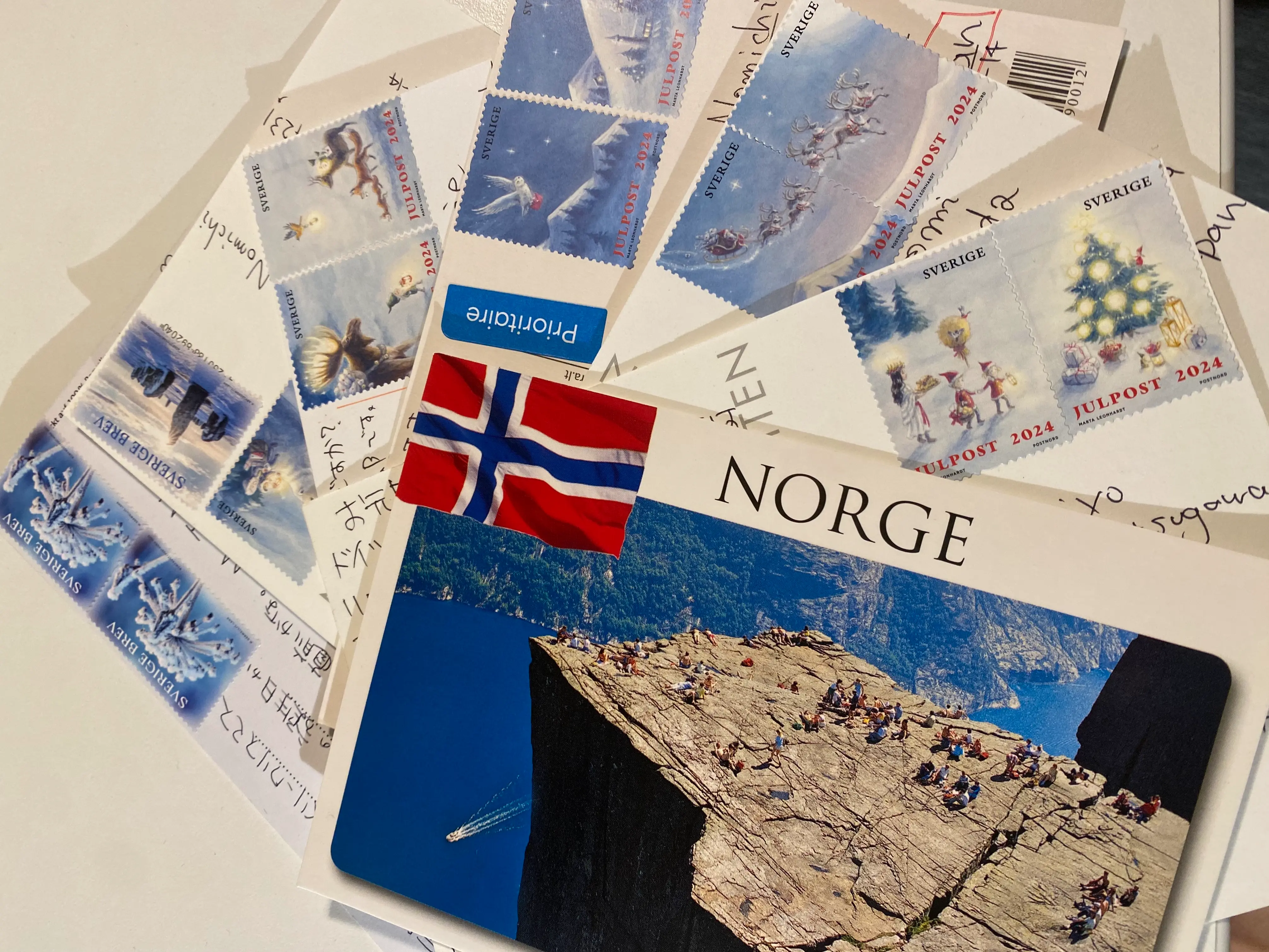 こんな感じで切手を貼っていきます