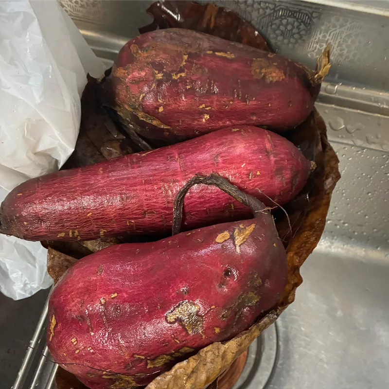 朴葉で包んだ焼き芋